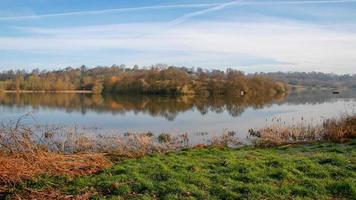 herfst uitzicht op stuwmeer hout in oost grinstead foto