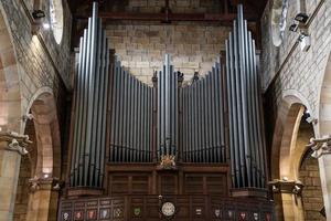 uitzicht op het orgel in St Swithuns Church, East Grisstead, West Sussex op 28 maart 2022 foto