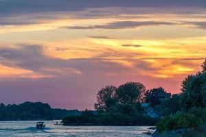 hoge snelheid toeristenboot die mensen van Tulcea Donaudelta Roemenië op 22 september 2018 overbrengt. niet-geïdentificeerde mensen foto