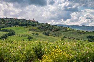 verre uitzicht op pienza foto