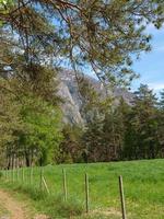 het kleine dorpje eidfjord in de noorse hardangerfjord foto