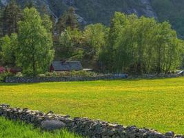 het kleine dorpje eidfjord in de noorse hardangerfjord foto