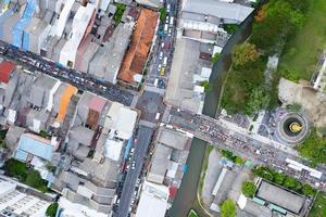 luchtfoto drone vliegt over phuket stad thailand.drone over een straat avondmarkt op zondag in phuket stad en toeristen wandelen winkelen in oude straat vol met lokale verkopers die eten en kleding verkopen foto