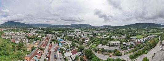 panoramisch uitzicht luchtfoto van kathu district phuket thailand vanuit drone camera hoge hoekmening foto