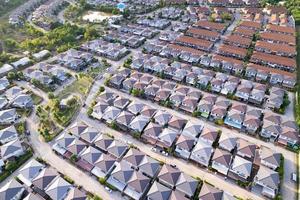 nieuwbouw vastgoed. Luchtfoto van woonhuizen en opritten in de buurt tijdens een herfstzonsondergang of zonsopgang. Strak verpakte huizen. Top-down uitzicht over privé-huizen in Phuket, Thailand foto