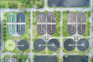 luchtfoto hoge hoekmening van boven naar beneden drone-opname van de rioolwaterzuiveringsinstallatie. De vaste contactbezinktank type slibrecirculatie in waterzuiveringsinstallatie. industriële afvalwaterzuiveringsinstallatie foto