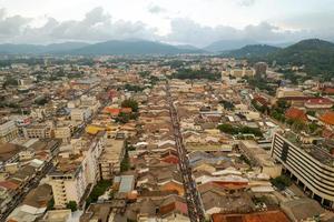 luchtfoto drone vliegt over phuket stad thailand.drone over een straat avondmarkt op zondag in phuket stad en toeristen wandelen winkelen in oude straat vol met lokale verkopers die eten en kleding verkopen foto