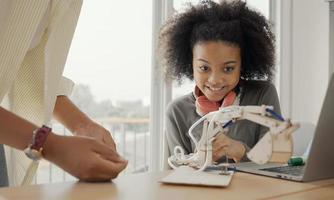 klaslokaal met diverse leerlingen van gelukkig Afro-Amerikaanse studenten en leraar die samen activiteiten doen. de leraar geeft les, begeleidt en praat met de kinderen in divers. foto