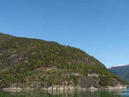 het kleine dorpje eidfjord in de noorse hardangerfjord foto