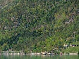 het kleine dorpje eidfjord in de noorse hardangerfjord foto