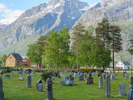 het kleine dorpje eidfjord in de noorse hardangerfjord foto