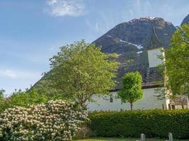 het kleine dorpje eidfjord in de noorse hardangerfjord foto