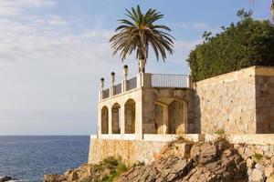 costa brava, camino de ronda die langs de kust parallel aan de zee loopt. foto