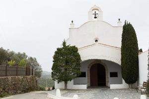 kleine hermitage met witte muren in de stad cadaques, girona, catalonië, spanje. foto