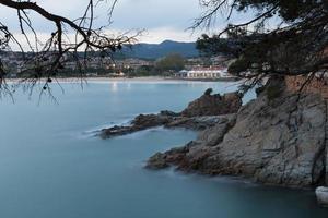 rotsen en kliffen aan de costa brava in de middellandse zee in het noorden van catalonië, spanje. foto