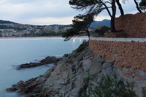 costa brava, zee die tegen de rotsen beukt, middellandse zee ten noorden van catalonië, spanje foto