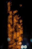 de bokeh lichten op donkere achtergrond. foto