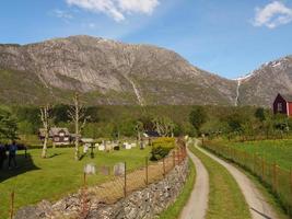 het kleine dorpje eidfjord in de noorse hardangerfjord foto