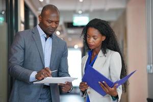 twee zakelijke collega's, zakelijke collega's die werkgegevens bespreken en samenwerken op kantoor. ondernemers samen werken foto