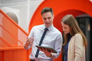 zakelijke collega's, zakelijke collega's die werkgegevens bespreken en samenwerken op kantoor. ondernemers samen werken foto