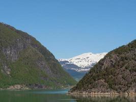 het kleine dorpje eidfjord in de noorse hardangerfjord foto