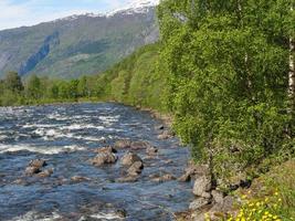 het kleine dorpje eidfjord in de noorse hardangerfjord foto