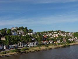 de stad hamburg en de rivier de elbe foto