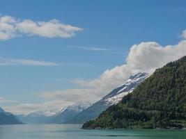 het kleine dorpje eidfjord in de noorse hardangerfjord foto