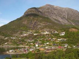 het kleine dorpje eidfjord in de noorse hardangerfjord foto