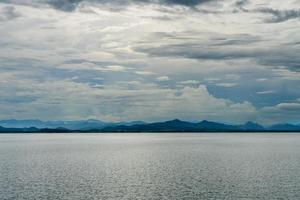 kra siew dam, een toeristische attractie in kanchanaburi, thailand, de lucht is bewolkt, de regen staat op het punt te vallen foto