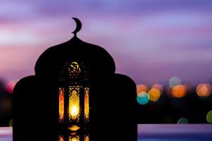lantaarn met wazige focus van moskeeachtergrond foto