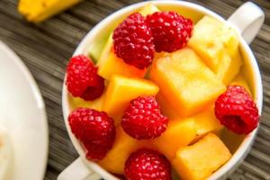 gezond ontbijt met vers fruit en sinaasappelsap foto