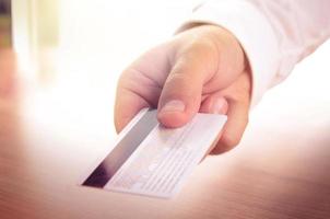 mans hand met een creditcard foto