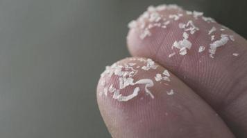 close-up zijschot van microplastics op menselijke vingers. concept voor watervervuiling en opwarming van de aarde. klimaatverandering idee. zachte focus op een hoop microplastic dat niet kan worden gerecycled. foto