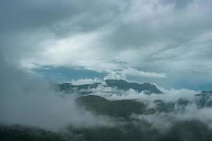 bergen met wolken in een tropisch bos foto