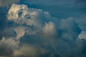 de lucht is vol dichte wolken foto