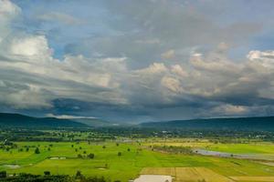 rijstveld met regenseizoenhemel foto