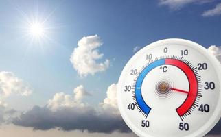 thermometer met celsiusschaal die extreem hoge temperaturen aangeeft. foto