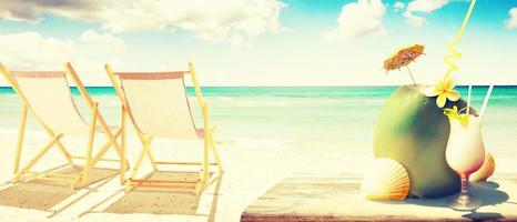 zomerkokoscocktail op het strand. zonnige dag in actueel eiland. foto