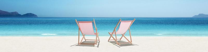 ontspannen op tropisch strand in de zon op ligstoelen. foto