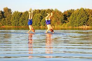 groep vrienden die plezier hebben op het strand. foto