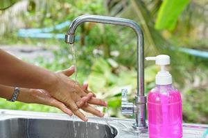 menselijke handen worden gewassen met zeep en alcoholgel om virus te voorkomen foto