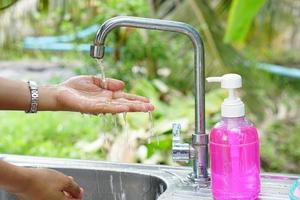 menselijke handen worden gewassen met zeep en alcoholgel om virus te voorkomen foto