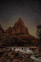 timelapse-fotografie van rivier met uitzicht op de rotsberg 's nachts foto