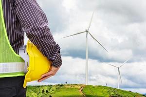 ingenieur arbeider bij de bouwwerf van de windturbinekrachtcentrale foto