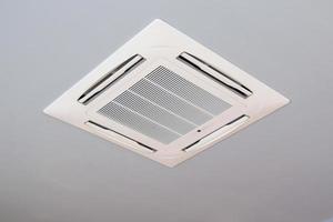 plafond gemonteerd cassette type airconditioning systeem foto