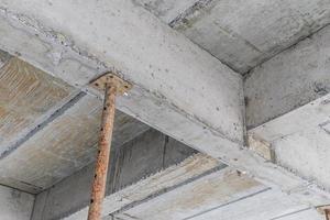 gebouw in aanbouw met ijzeren stalen steun betonnen balken foto