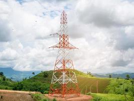hoogspanningsleidingen toren op groene berg foto