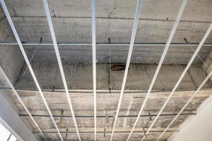 installeer metalen frame voor gipsplaatplafond in huis in aanbouw foto