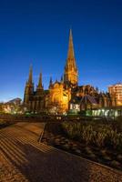 saint patrick kathedraal de grootste kerk in de stad melbourne van australië 's nachts. foto